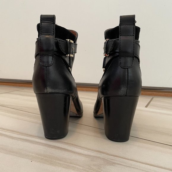 Louise et Cie 'Vianne' Black Ankle Bootie with gold buckle detail size 8.5 - Picture 5 of 8